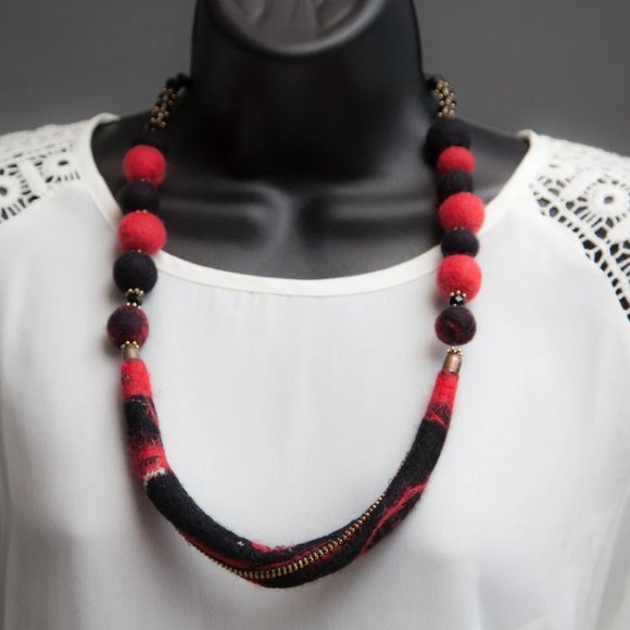 Classic "Black and Red Zip" felted necklace composed of felted beads, intertwine - Picture 3 of 4